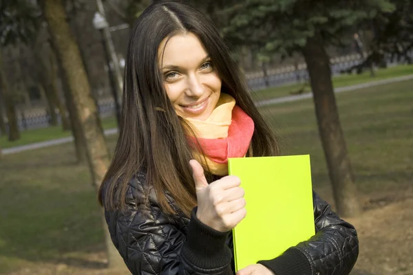 Женщина в парке с папкой — стоковое фото