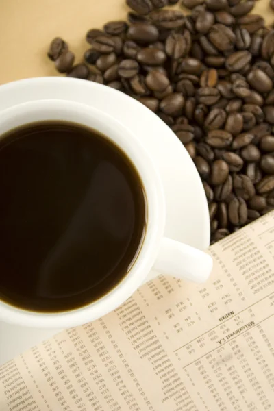 Cafeïne drinken & krant — Stockfoto