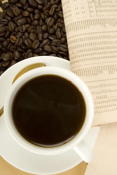 Καφεΐνη ποτό & εφημερίδα — Φωτογραφία Αρχείου