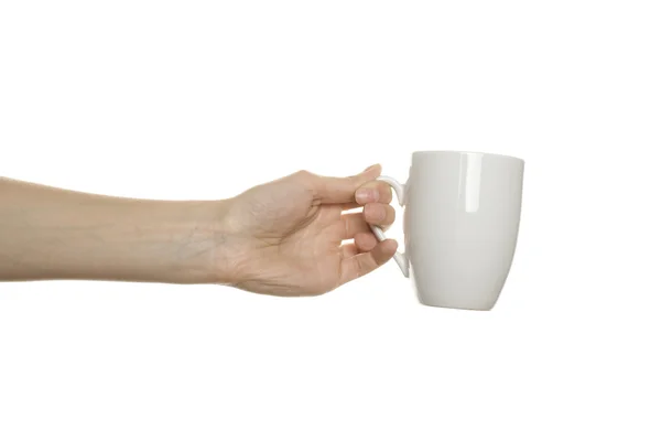 Белая чашка в женских руках — стоковое фото