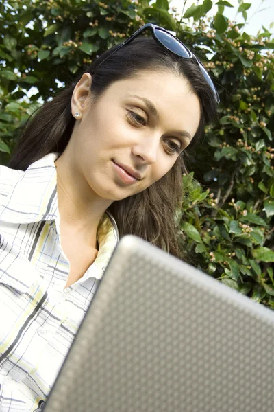 Chica joven con un ordenador portátil — Foto de Stock