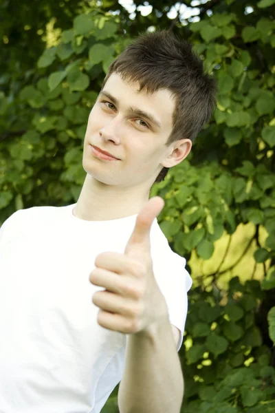 Nastolatek znak kciuki — Zdjęcie stockowe