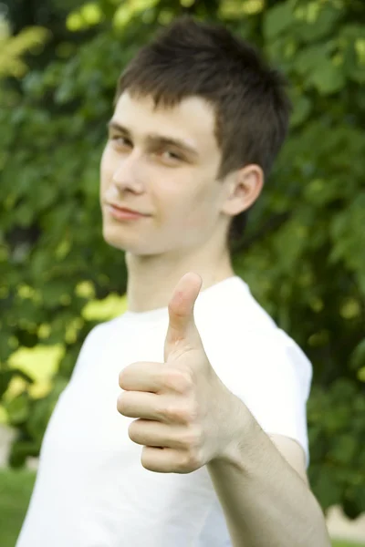 ティーンエイ ジャーは親指をサインアップします。 — ストック写真