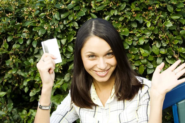 クレジット カードを持つ若い女 — ストック写真