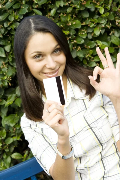 クレジット カードを持つ若い女 — ストック写真
