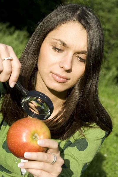 Kontrollera äpplet på naturligt — Stockfoto