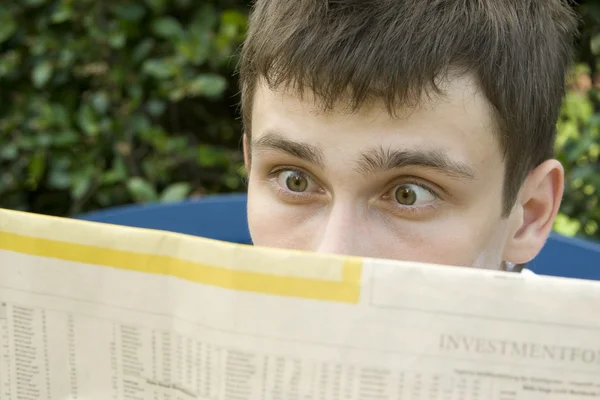 Νεαρός άνδρας που διαβάζει εφημερίδα — Φωτογραφία Αρχείου