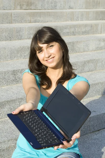 Νεαρό κορίτσι με ένα φορητό υπολογιστή — Φωτογραφία Αρχείου