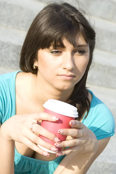 Femmina in un parco a bere caffè — Foto Stock