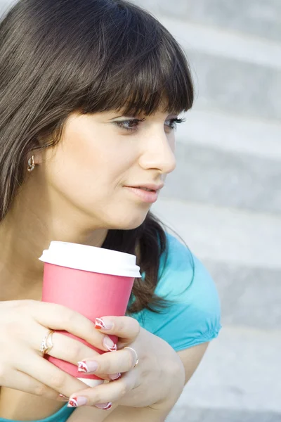 Žena v parku pití kávy — Stock fotografie