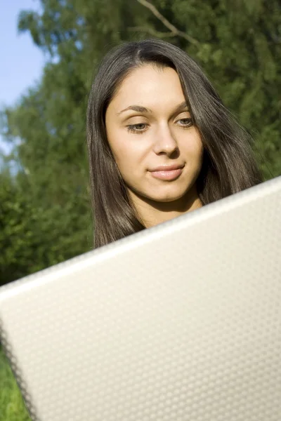 Femme avec un ordinateur portable — Photo