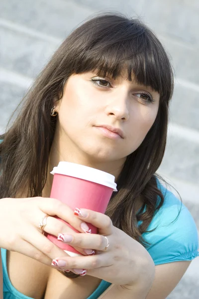 Kobieta w parku picia kawy — Zdjęcie stockowe