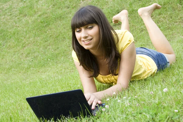 Mulher com um laptop — Fotografia de Stock
