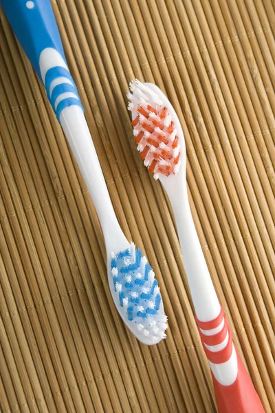 Cepillos de dientes rojos y azules — Foto de Stock