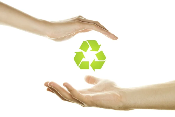 Mains protégeant le symbole de recyclage — Photo