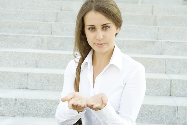 Молодая женщина жестом — стоковое фото