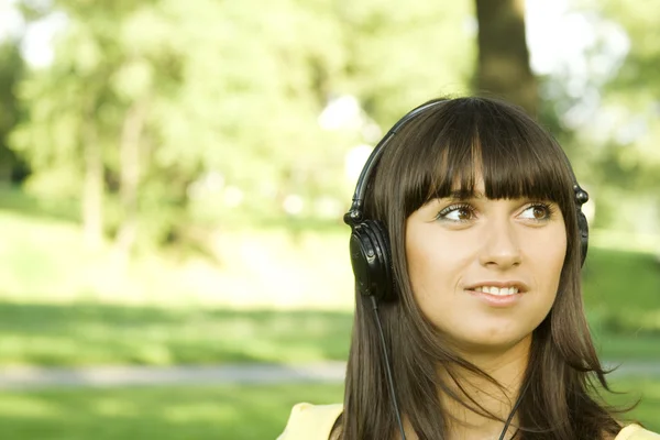 Fiatal nő zenét hallgat — Stock Fotó