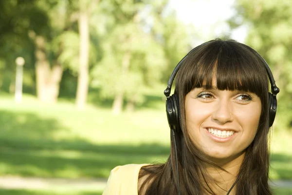 Fiatal nő zenét hallgat — Stock Fotó
