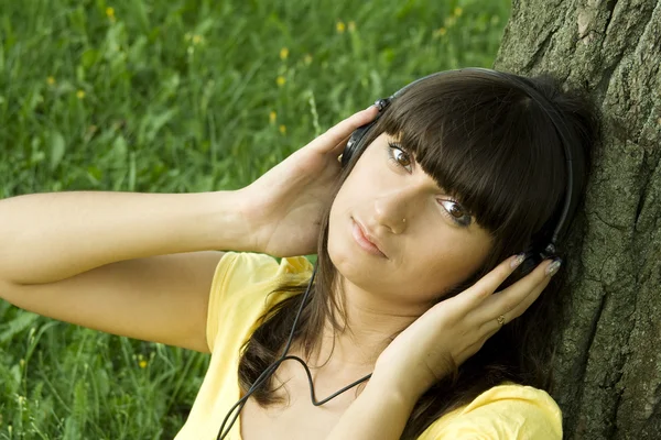 Junge Frau hört Musik lizenzfreie Stockfotos