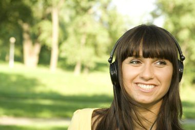 Genç kadın müzik dinliyor.