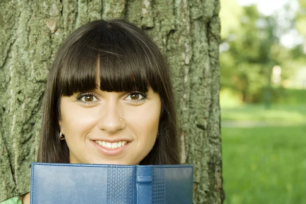 Žena v parku s notebook — ストック写真