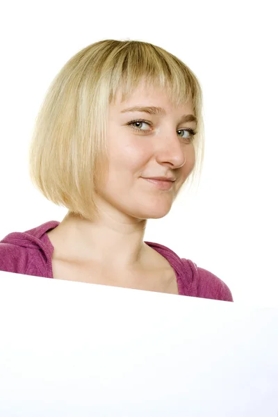 Молодая женщина, опирающаяся на рекламный щит — стоковое фото