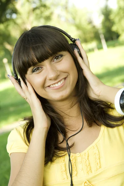 Giovane donna che ascolta musica — Foto Stock