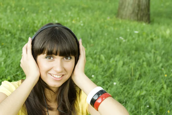 Молода жінка слухає музику — стокове фото
