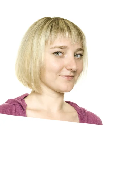 Молодая женщина, опирающаяся на рекламный щит — стоковое фото