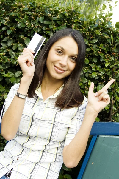 Mujer joven con tarjeta de crédito — Foto de Stock