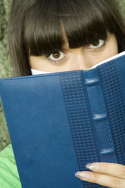 Žena v parku s notebook — ストック写真