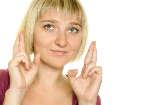 Молодая женщина со скрещенными пальцами — стоковое фото