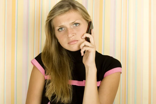 Молода жінка по телефону — стокове фото