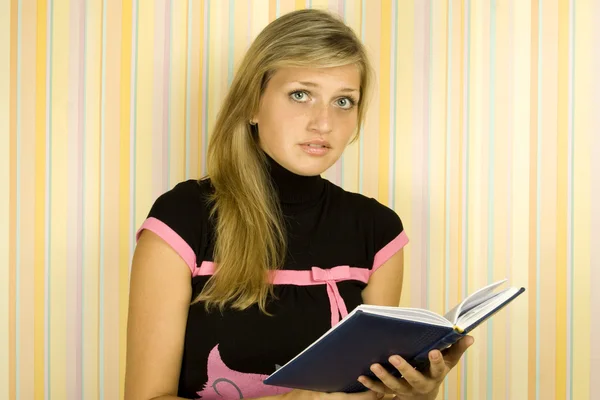 Menina com livro didático — Fotografia de Stock