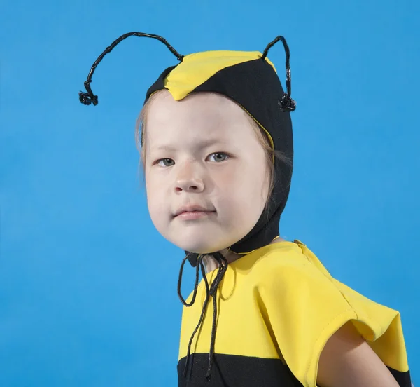 Mała dziewczynka jest ubrany w strój pszczoły — Zdjęcie stockowe