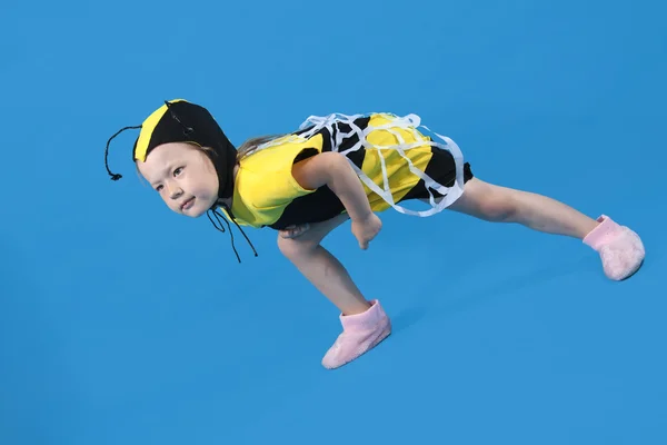 Kleines Mädchen trägt Bienenkostüm — Stockfoto