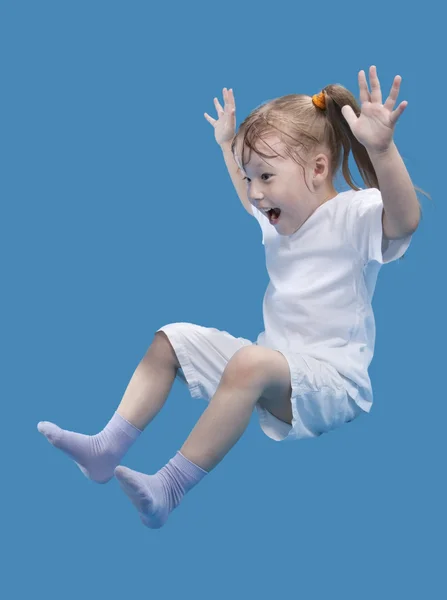 Menina felicidade pequena está pulando — Fotografia de Stock