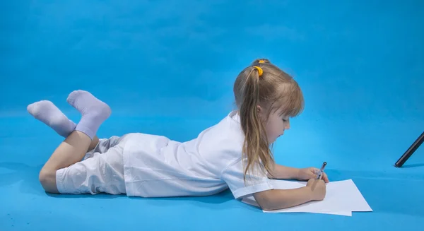 Small cute girl is sketching — Stock Photo, Image