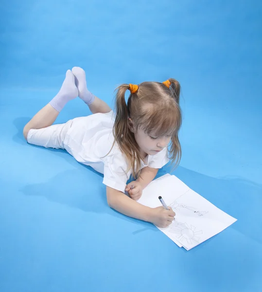 Small cute girl is sketching — Stock Photo, Image