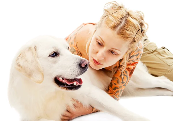 Cute blondynka przytulanie pewien pies myśliwski — Zdjęcie stockowe