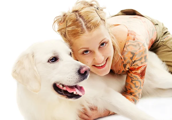 Cute blondynka przytulanie pewien pies myśliwski — Zdjęcie stockowe