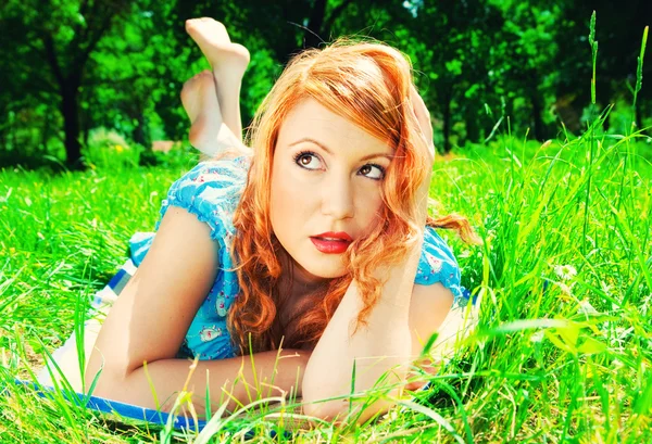 躺在草地上一个红发 — 图库照片
