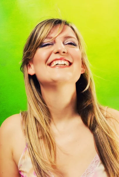 Piękna blondynka uśmiecha — Zdjęcie stockowe