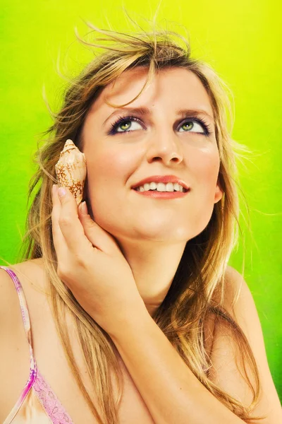 Schöne Blondine mit einer Muschel — Stockfoto