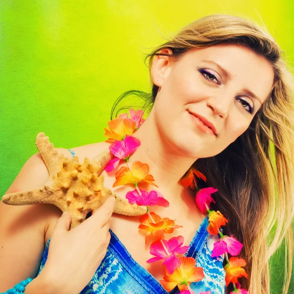 Beautiful blonde holding a starfish — Stock Photo, Image