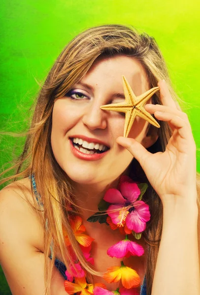 Linda loira segurando uma estrela do mar — Fotografia de Stock