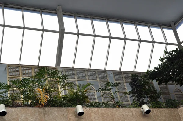 Detalhe a arquitetura de uma construção moderna com janelas — Fotografia de Stock