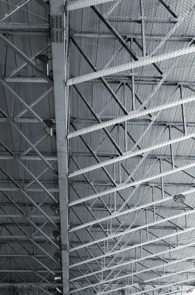 由金属制成的屋面施工 — 图库照片