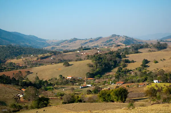 Долина рядом с фермой с несколькими домами — стоковое фото