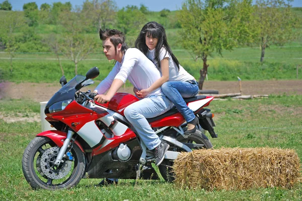 Koppel op een motorfiets — Stockfoto